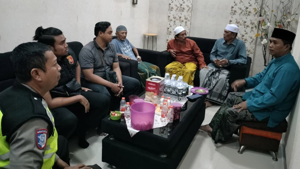 Dua oknum warga, Busahra (56) dan Joddy Soebiyanto (61), diamankan Polsek Wongsorejo pada malam hari setelah kejadian untuk dimintai keterangan.