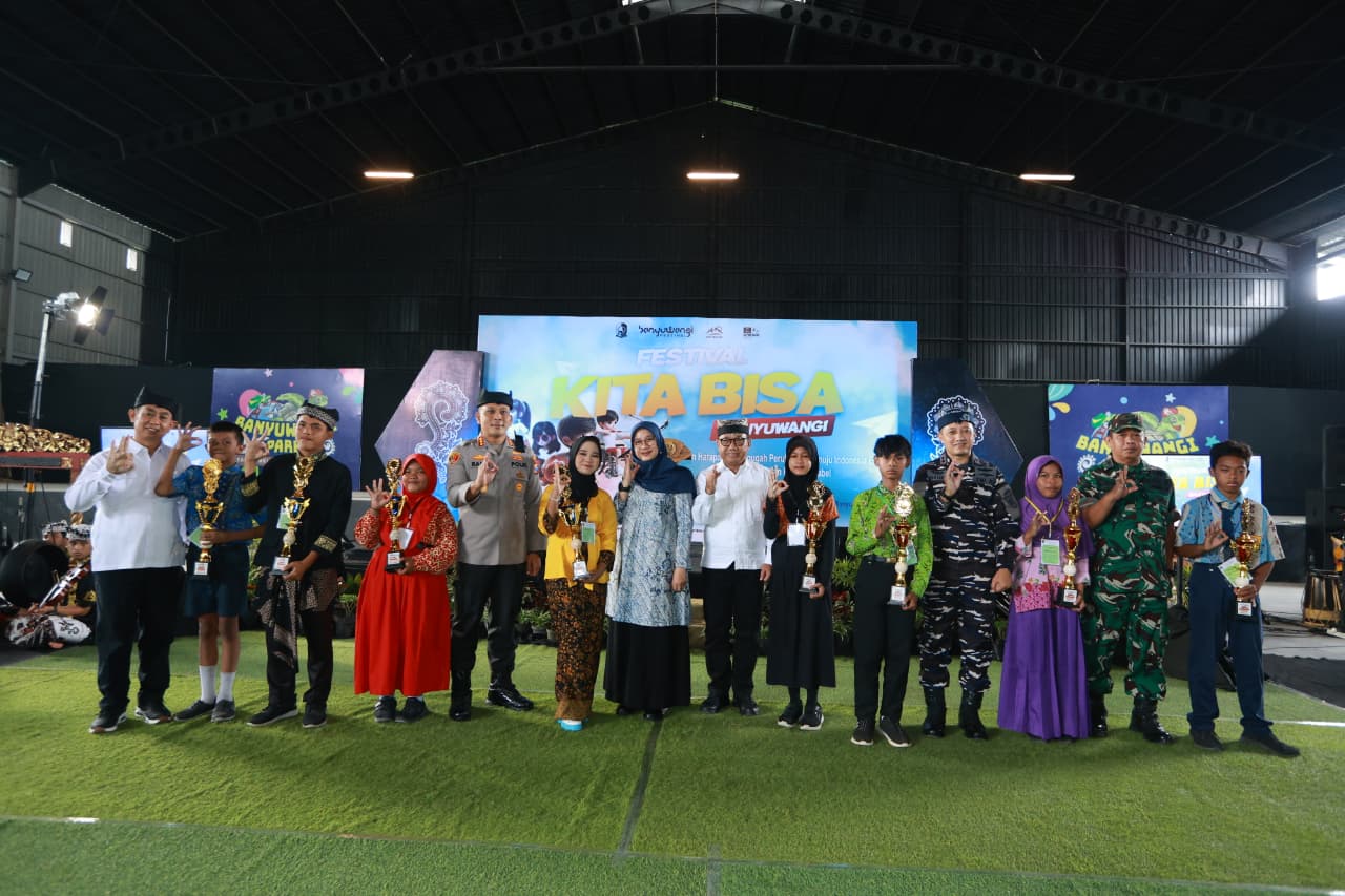 INKLUSIF: Bupati Ipuk Fiestiandani, Wabup Mujiono, jajaran Forpimda dan Kepala Dispendik Suratno (kiri) bersama para juara Festival Kita Bisa 2025 di Banyuwangi Park pada Selasa (13/12).