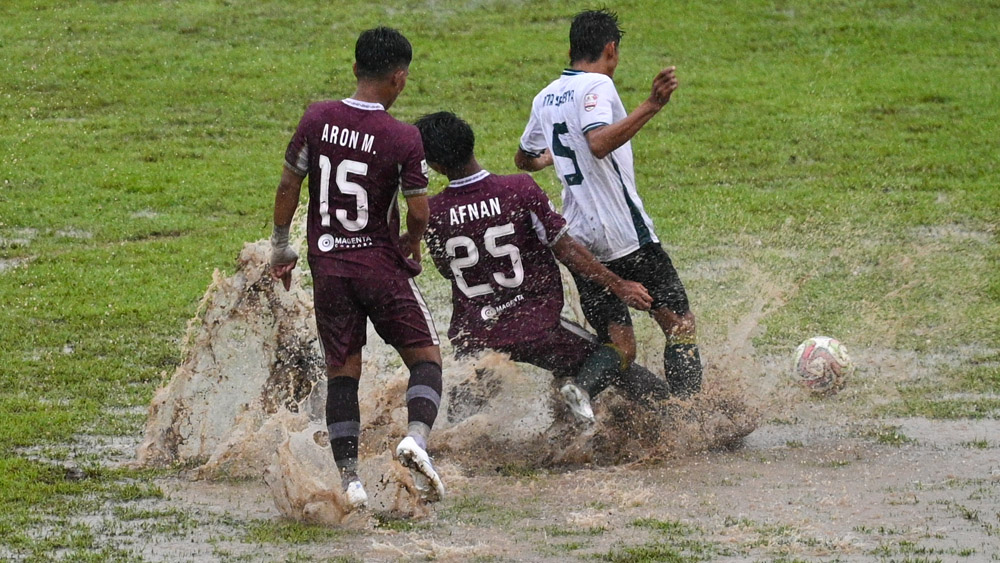 Bermain di lapangan yang penuh air, skuad Persewangi mengalahkan Mitra Surabaya dengan skor 1-0 di Stadion Diponegoro, Senin (15/12).