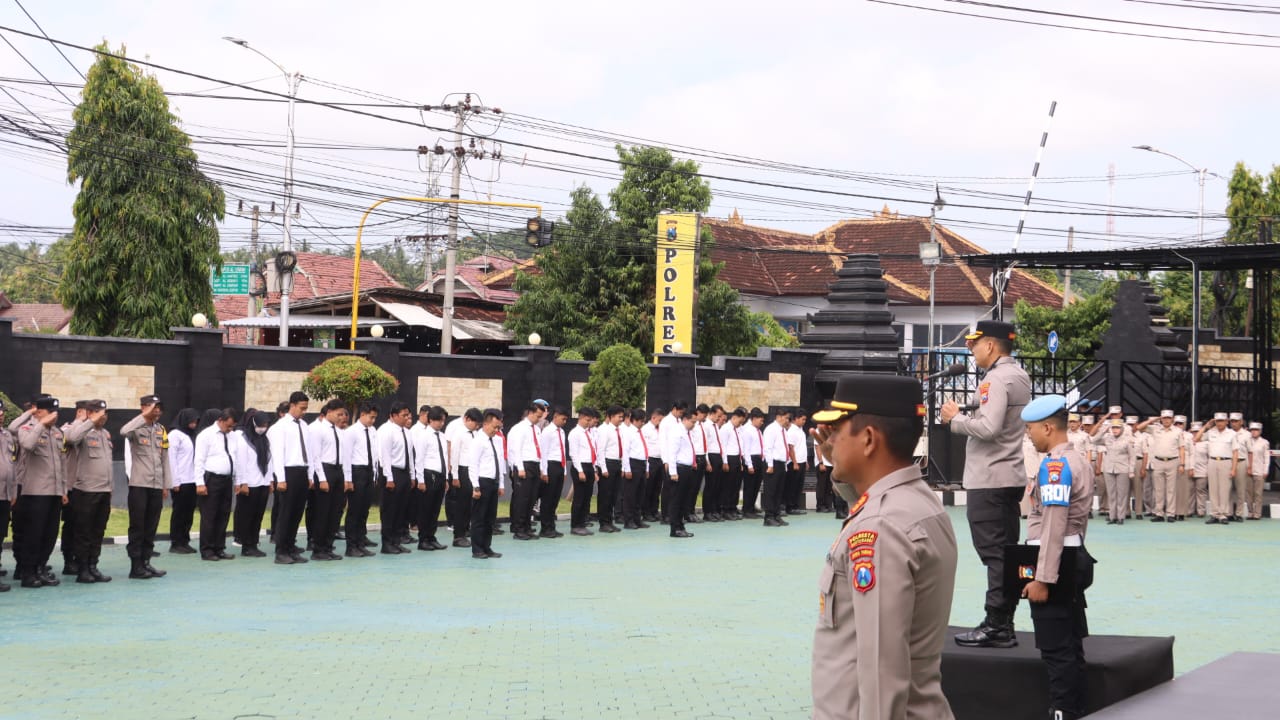 Kapolresta Banyuwangi pimpin Apel Jam Pimpinan.