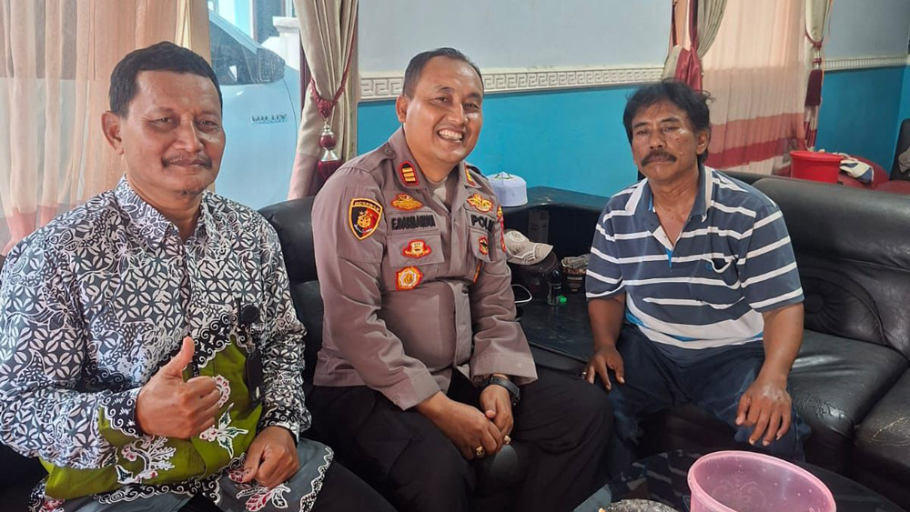 Kapolsek Wongsorejo AKP Eko Darmawan bersama Camat Nuril Falah menemui Busahra di rumahnya Desa Bangsring, Senin (15/12).