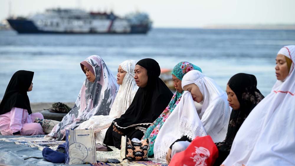Para kerabat dan keluarga korban tenggelamnya KMP Tunu Pratama Jaya melaksanakan salah gaib di Pantai Bulusan beberapa waktu lalu.