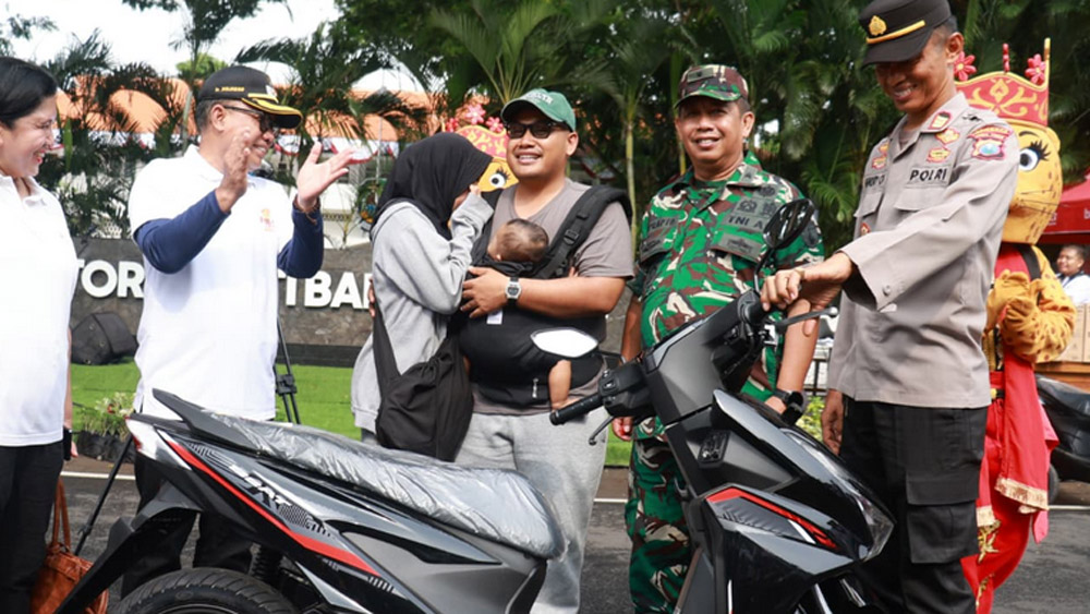 Tri Agus Purnama menang sepeda motor Undian Sipundiwangi Banyuwangi tahap II. Namanya diumumkan saat CFD di depan Kantor Bupati Banyuwangi.