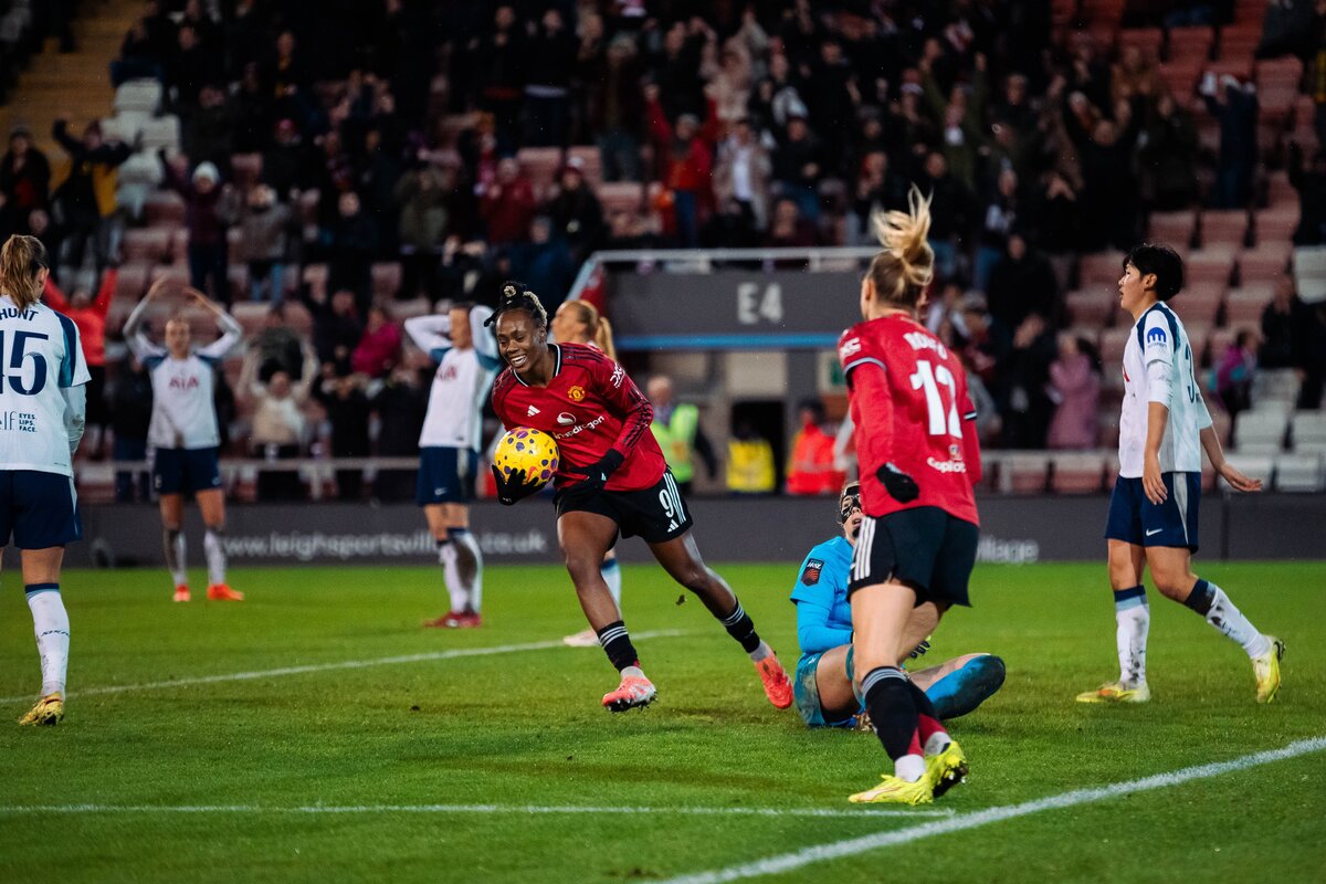 TERTINGGAL: Manchester United memaksakan hasil imbang dengan Spurs di ajang Women Super League