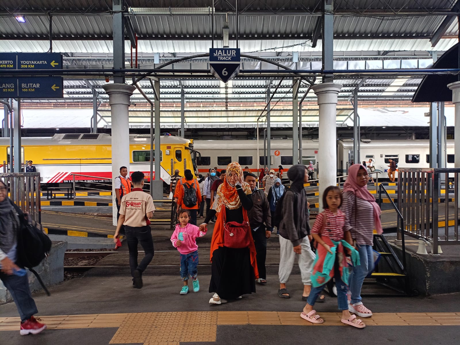 KAI Daop 8 Surabaya menambah perjalanan kereta api selama masa angkutan Nataru.