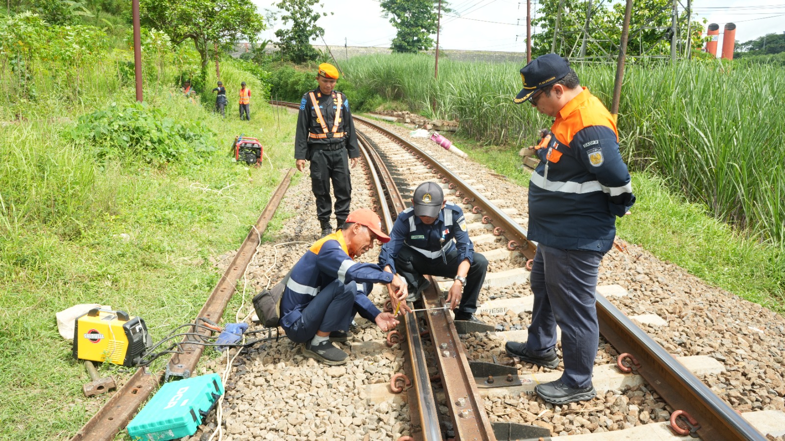 KAI Daop 8 Surabaya siapkan langkah antisipatif hadapi cuaca ekstrem.
