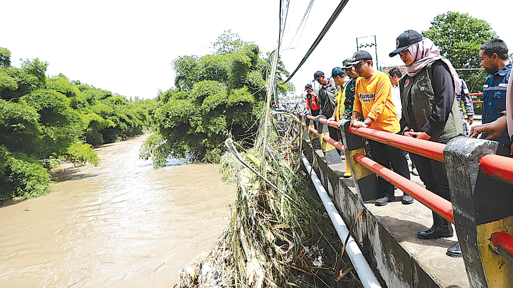 Bupati Ipuk Fiestiandani meninjau Jembatan Wagud yang tersumbat rumpun bambu di perbatasan Desa Kedungrejo dan Kedungringin, Kecamatan Muncar, Selasa (16/12).