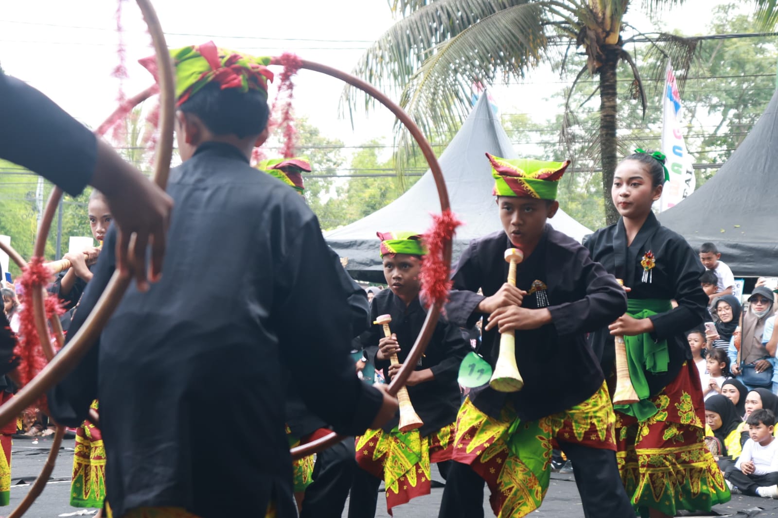 MENYENANGKAN: Para siswa asyik bermain permainan tradisional pada gelaran Festival Memengan Tradisional 2025 beberapa waktu lalu.