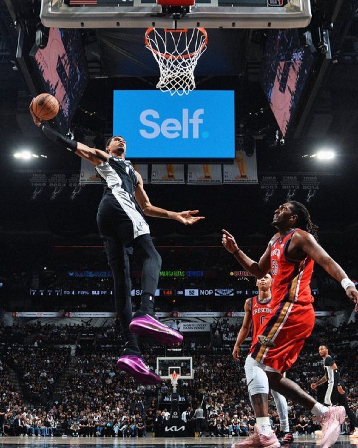 NBA: Victor Wembanyama tampil terbatas dari bangku cadangan saat Spurs menyingkirkan Thunder di semifinal NBA Cup.