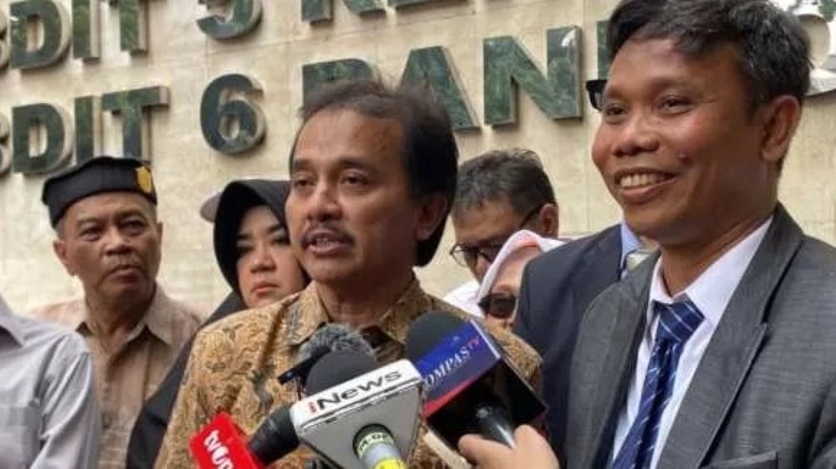 Roy Suryo tetap meyakini ijazah Jokowi palsu.