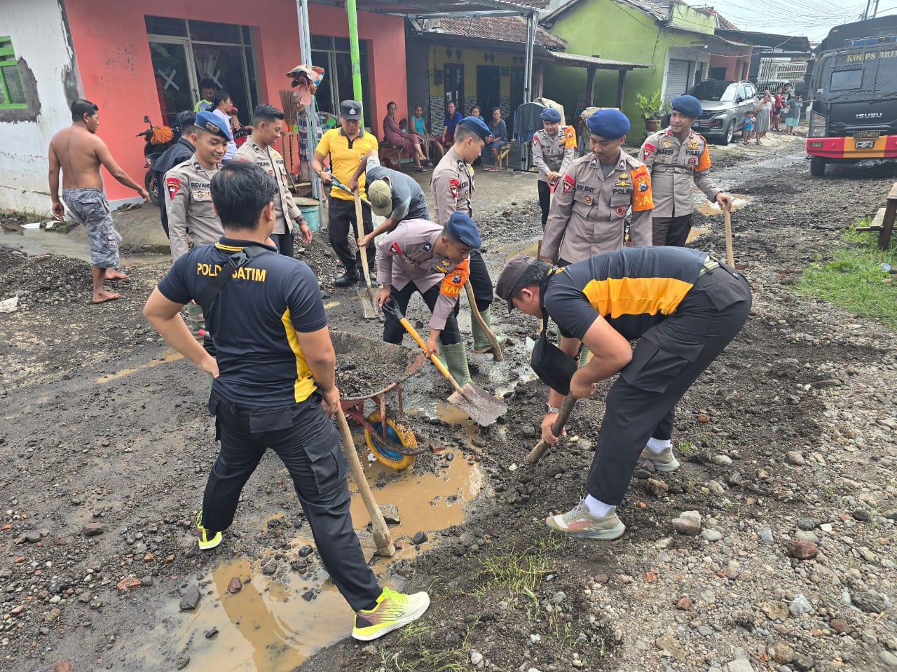 Polresta Banyuwangi bersama TNI dan instansi terkait bergerak cepat melakukan evakuasi serta pembersihan pascabanjir yang melanda Kecamatan Muncar, Kabupaten Banyuwangi, Selasa (16/12/2025).