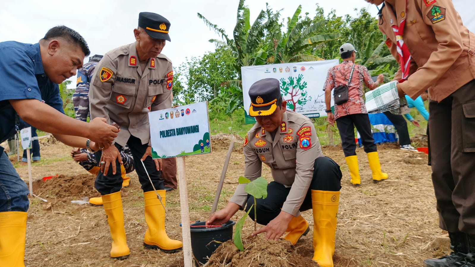 Polresta Banyuwangi mendukung upaya pelestarian lingkungan melalui kegiatan Penanaman Pohon Bersama sebagai langkah mitigasi bencana hidrometeorologi di kawasan Gunung Gamping BKPH Pesanggaran.