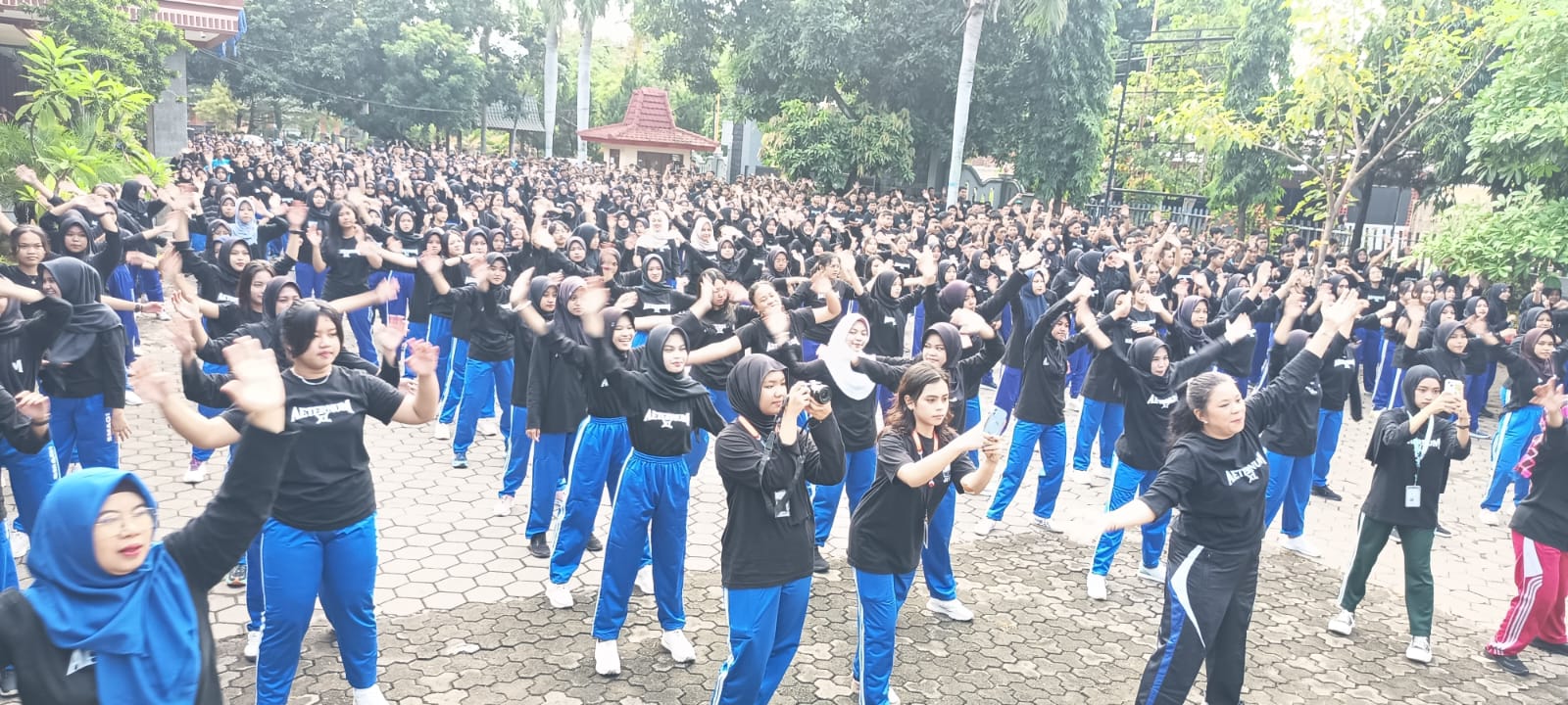 SEHAT : Seluruh siswa berkumpul dan melaksanakan senam pagi bersama sebelum melakukan jalan sehat