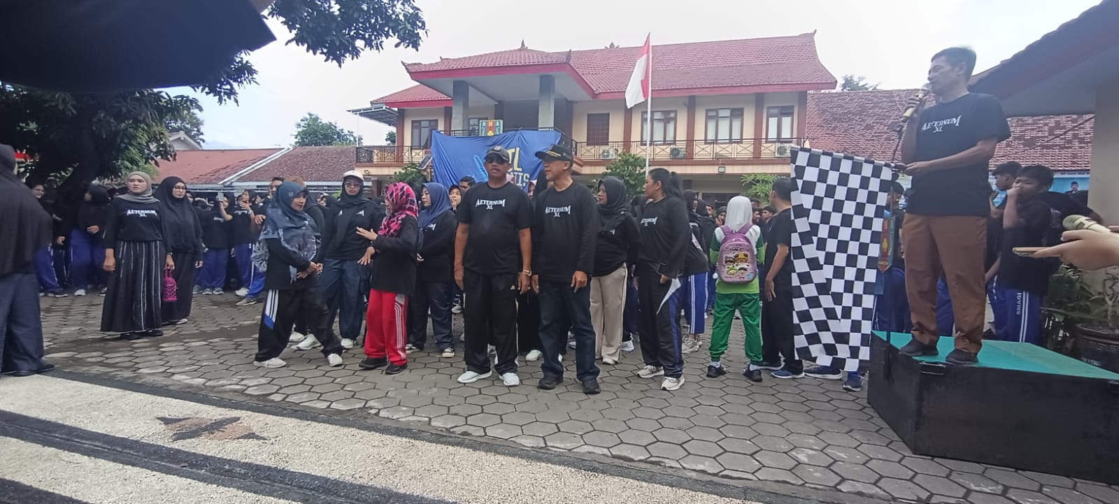 PINTU GERBANG : Pengawas SMA Nurhuda bersiap melepas jalan sehat yang diikuti seluruh guru dan siswa Smagi Taruna Bangsa pada Senin (15/12)