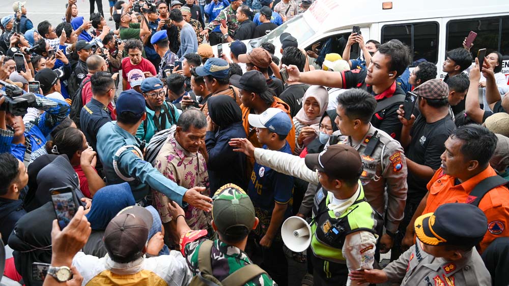 Keluarga korban memadati Pelabuhan Ketapang saat tenggelamnya KMP Tunu di Selat Bali, beberapa waktu lalu.