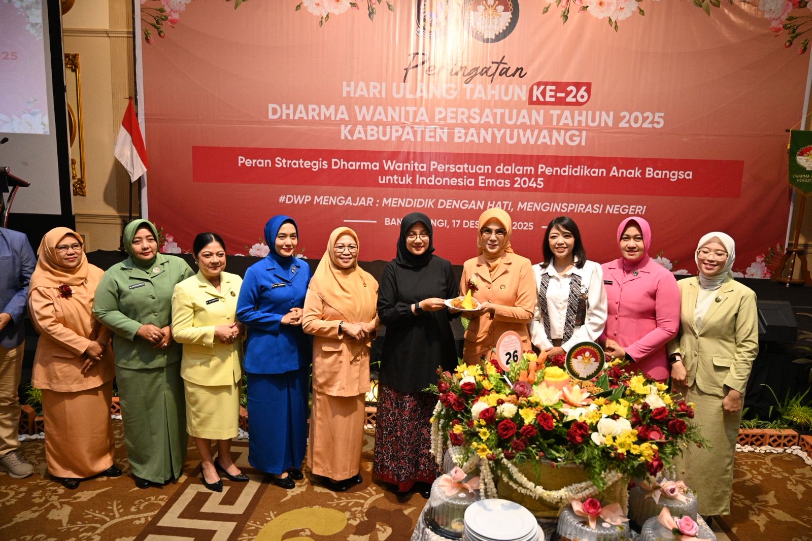 Dharma Wanita Persatuan Banyuwangi saat menggelar HUT ke 26 di Aston Hotel Banyuwangi, Rabu (17/12/2025).