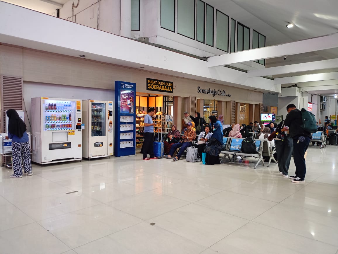 Antusiasme tinggi pengguna kereta api Nataru di Daop 8 Surabaya.