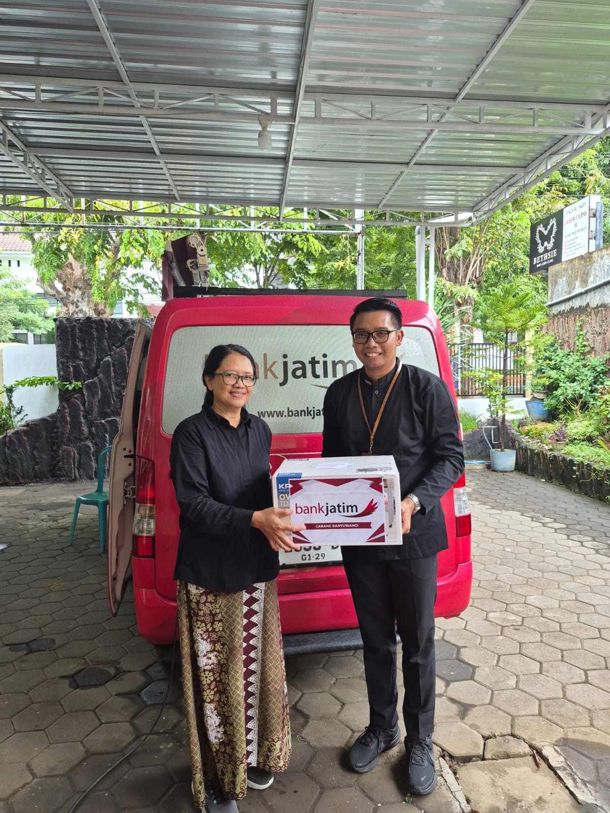REWARD: Petugas Bank Jatim Cabang Banyuwangi menyerahkan gift kepada nasabah.