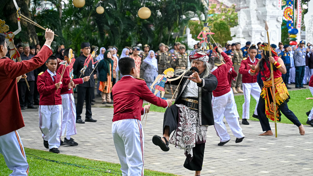 Bopo Ropo (Aekanu Hariyono) dan Pangeran Jogopati (Ben Hendro) bawa tombak sedang berperang melawan para tentara VOC.