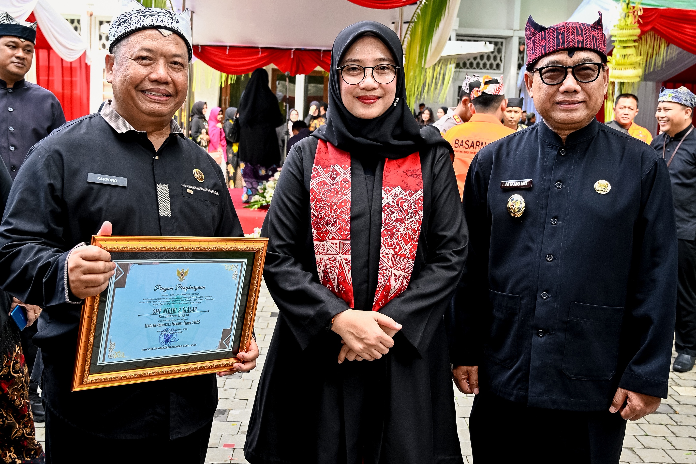 PRESTASI: Kepala SMPN 2 Glagah Karyono menunjukkan piagam penghargaan dari Bupati Ipuk Fiestiandani. Penghargaan diserahkan langsung Bupati Ipuk didampingi Wabup Mujiono.