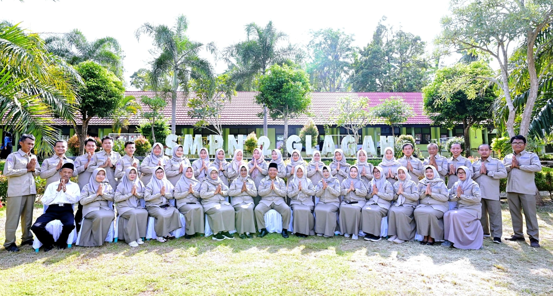 SOLID: Kepala sekolah Karyono beserta jajaran dewan guru dan tenaga kependidikan SMPN 2 Glagah.