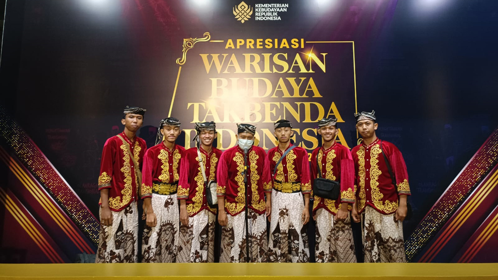 Pemain angklung Banyuwangi usai tampil di Malam Apresiasi WBTb Indonesia 2025 yang digelar di kompleks Kemendikbudristek, Jakarta Pusat, Senin malam (15/12).