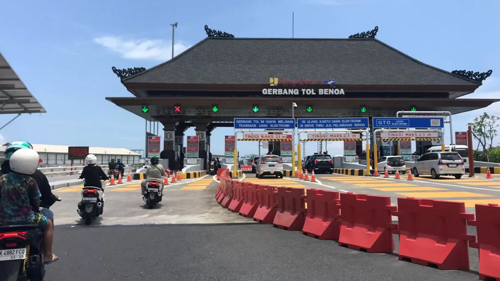 Sejumlah kendaraan roda dua dan empat hendak memasuki gerbang Tol Bali Mandara beberapa waktu lalu.