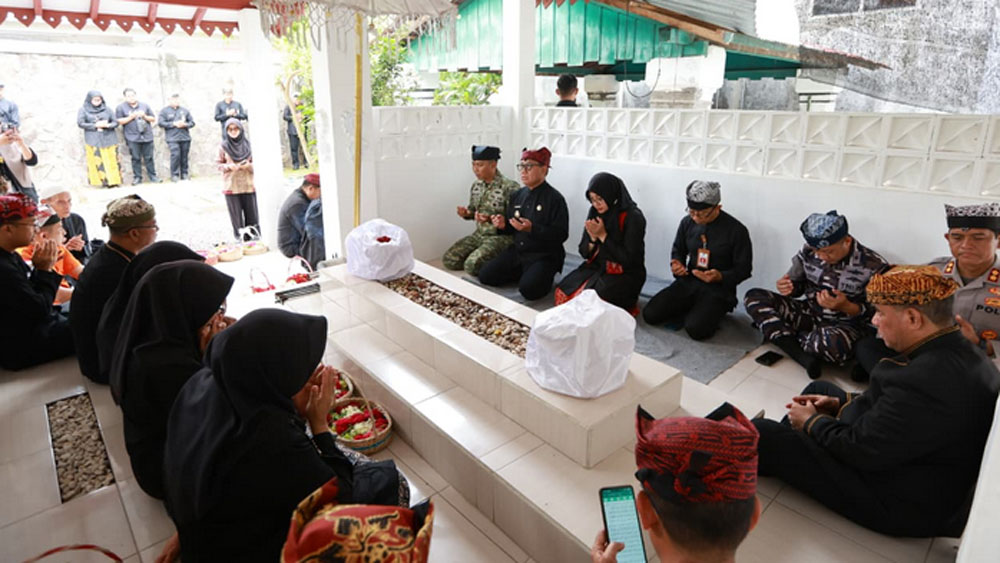 Bupati Ipuk berziarah ke makam Bupati Banyuwangi pertama Raden Temenggung Wiroguno atau Mas Alit, Kamis (18/12).
