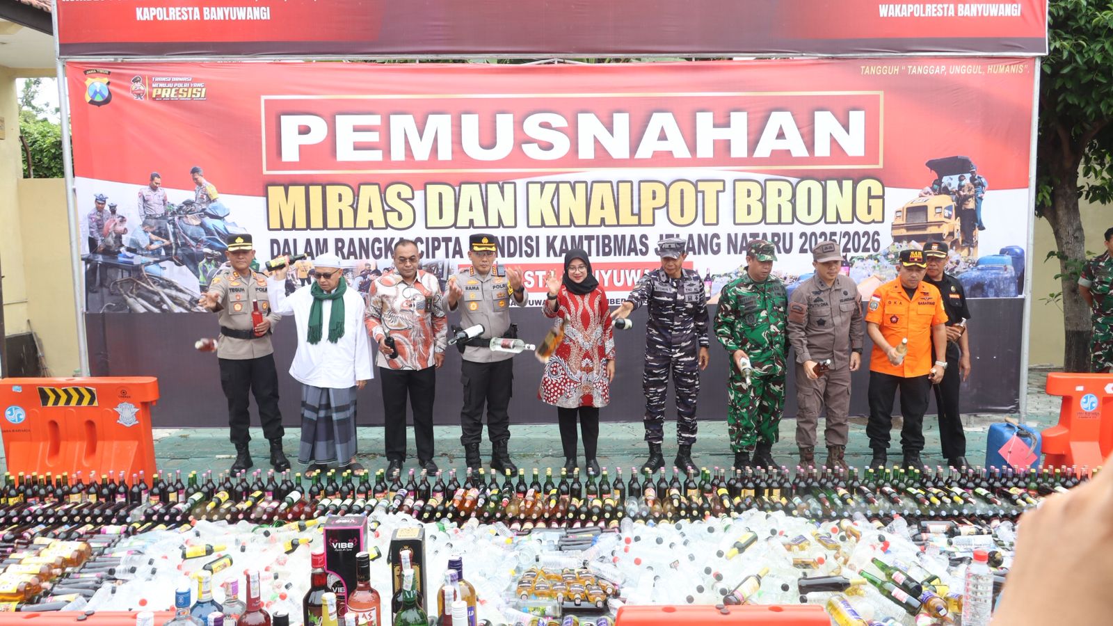 Polresta Banyuwangi musnahkan ribuan botol miras dan knalpot brong.