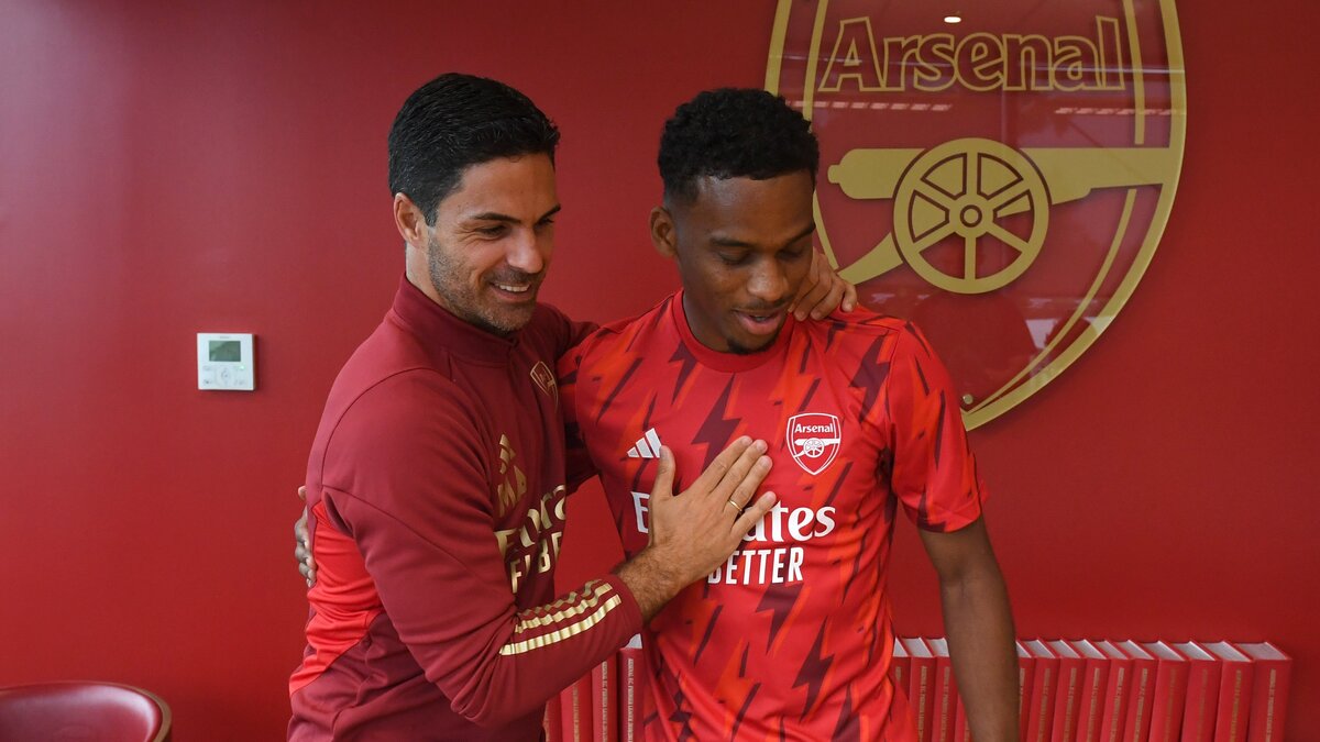 PILAR PENTING: Jurrien Timber diprediksi akan bertahan lama di Arsenal
