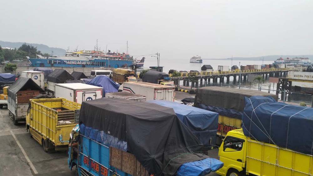 ANTRE MASUK KAPAL: Truk besar dan tronton hendak menyeberang ke Bali lewat Pelabuhan ASDP Ketapang, Jumat (19/12).