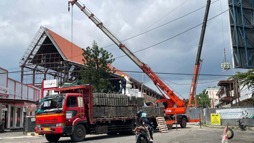 TERUS BERJALAN: Material proyek revitalisasi Pasar Banyuwangi terus berdatangan hingga Jumat (19/12).