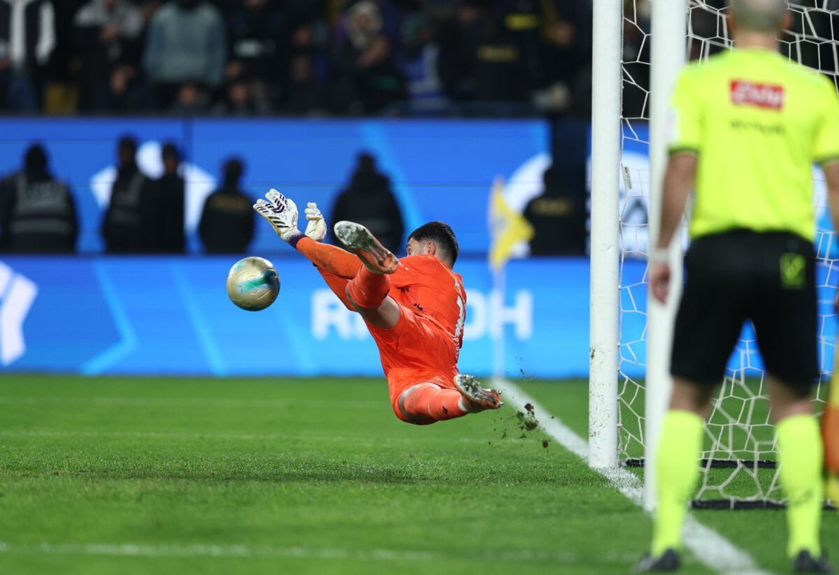 HERO: Federico Ravaglia menjadi penyelamat Bologna