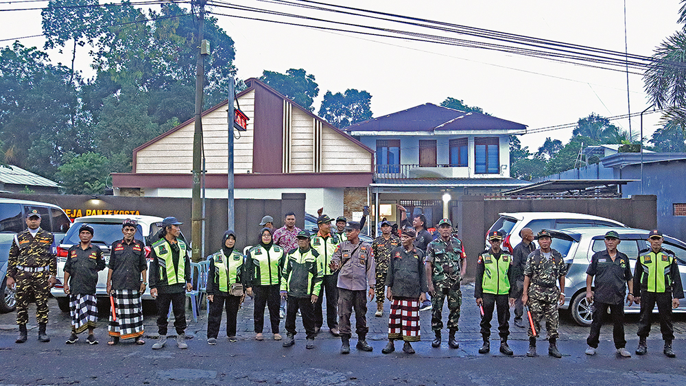 Personel TNI, Polri, Banser, pecalang, Senkom, dan RAPI melakukan pengamanan di Gereja Pantekosta Betesda, Dusun Krajan, Desa/Kecamatan Sempu, Kamis (18/12).