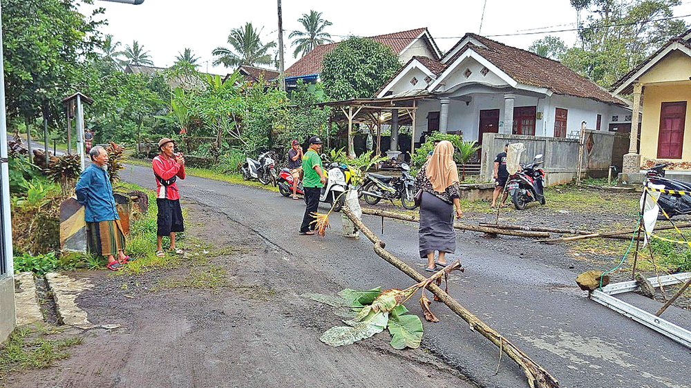 PENYEKATAN: Warga berjaga di jembatan di Dusun Sambungrejo, Desa Bayu, Kecamatan Songgon, Jumat (19/12).