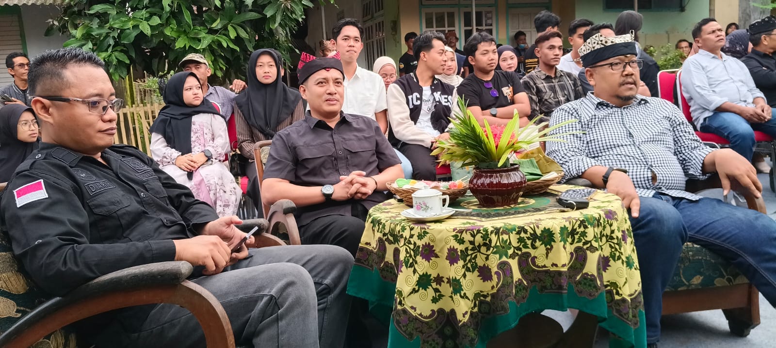 Camat Licin Donny Arsilo Sopyan (tengah) bersama Plt Kepala Disbudpar Banyuwangi Taufik Rohman (kanan) dan Staf Intel Kejari Banyuwangi Darmawan (kiri) menghadiri awarding lomba video kreatif.