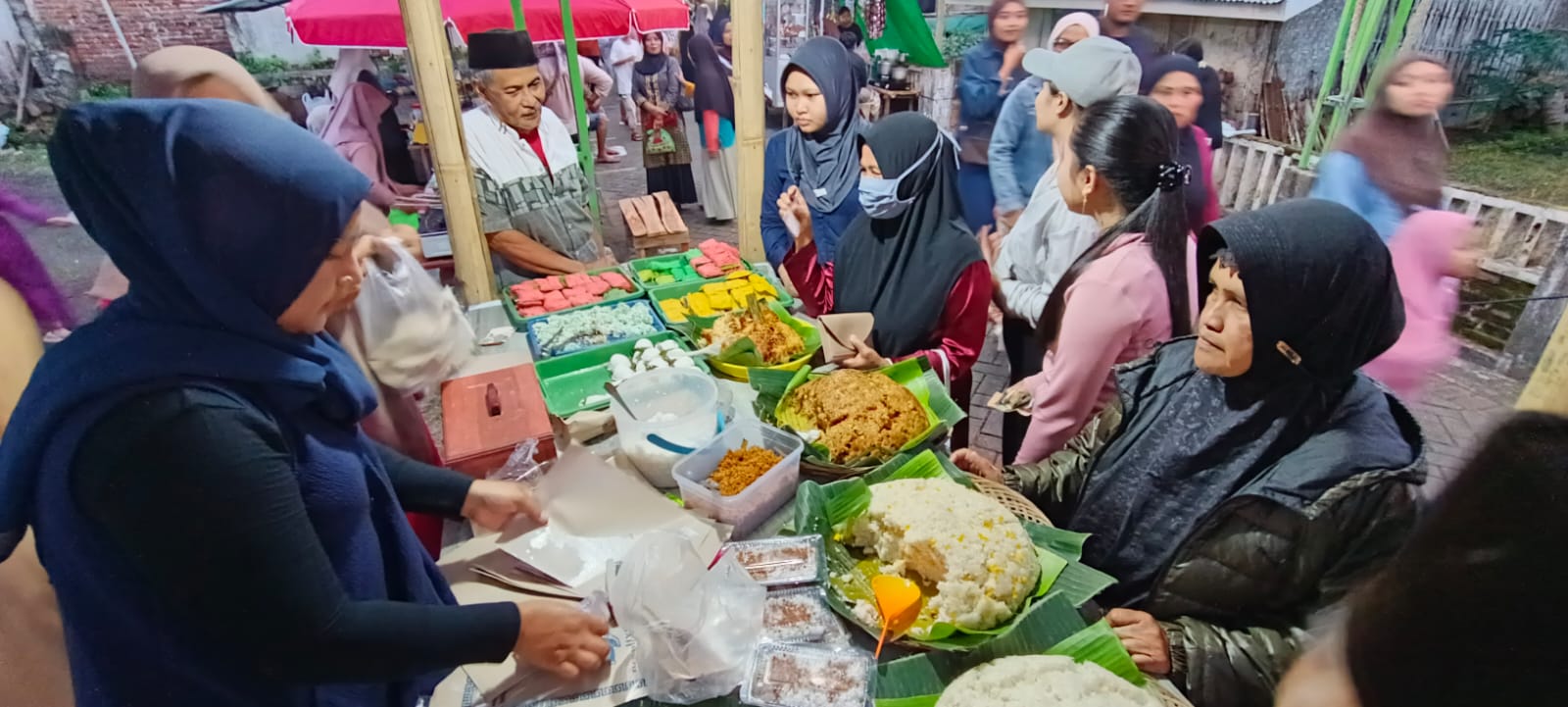 PERPUTARAN EKONOMI: Pusat jajanan Jadoel digelar setiap Sabtu sore. Omzet pedagang bisa mencapai Rp 10 juta lebih.