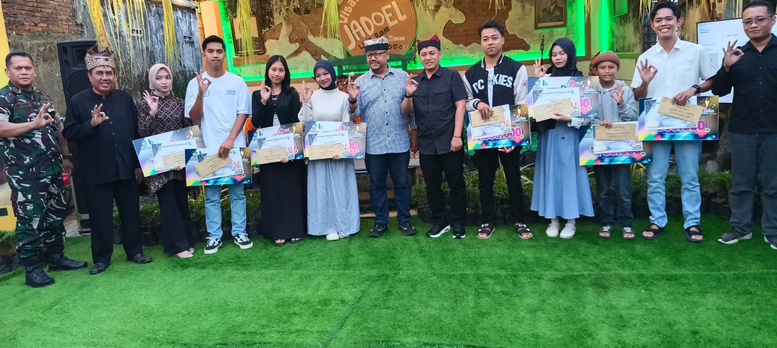 GESTUR BANYUWANGI: Camat Donny Licin Donny Arsilo Sopyan dan Plt Kepala Disbudpar Taufik Rohman bersama para pemenang lomba video kreatif Ijen Golden Route.