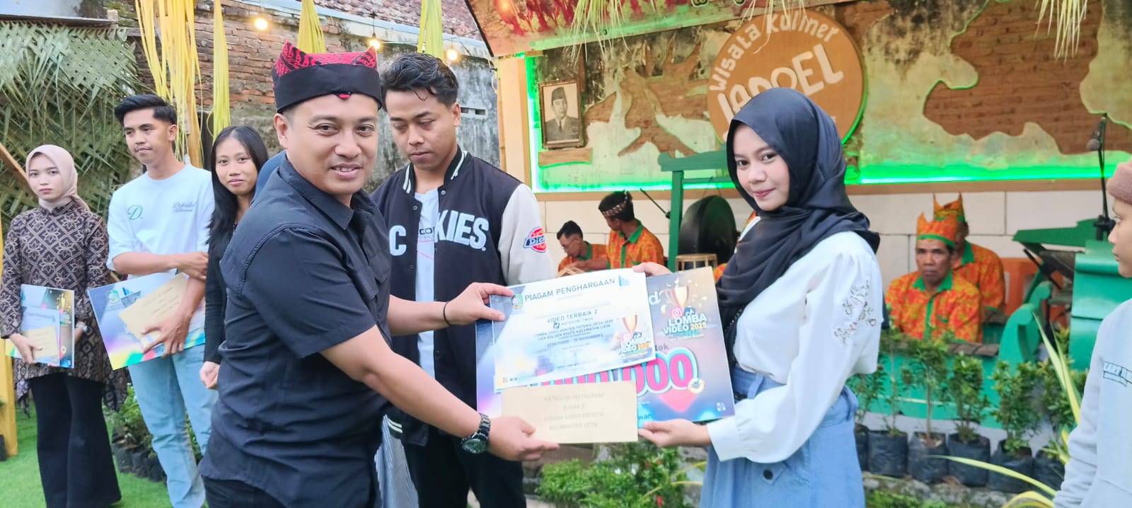 SEMRINGAH: Camat Donny Licin Donny Arsilo Sopyan menyerahkan piagam penghargaan kepada pemenang lomba.