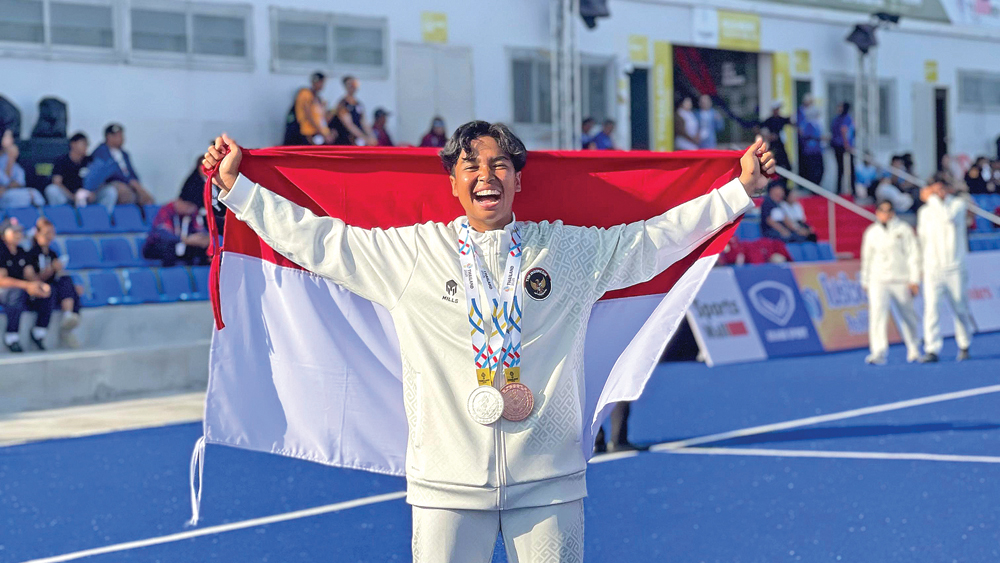 Atlet hoki asal Banyuwangi Innes Aditya usai meraih medali perak dan perunggu untuk Indonesia di kancah SEA Games 2025 di Thailand pada Kamis (18/12) lalu.
