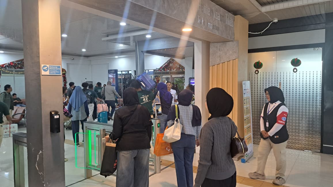KAI Commuter Wilayah 8 Surabaya mencatat 154.788 pengguna di hari keempat Angkutan Nataru.