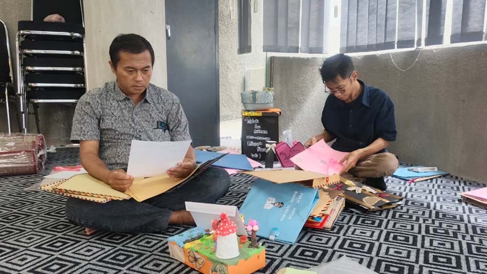 Juri lomba menulis surat untuk Bupati menilai karya yang dikirim peserta di Seblang Room Radar Banyuwangi, Sabtu (20/12).