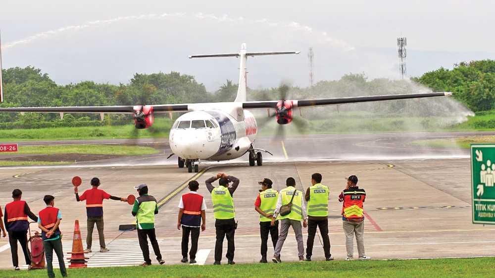 TERBANG PERDANA: Pesawat Wings Air rute Lombok-Banyuwangi mendarat di Bandara Banyuwangi disambut water salute, Minggu (21/12).