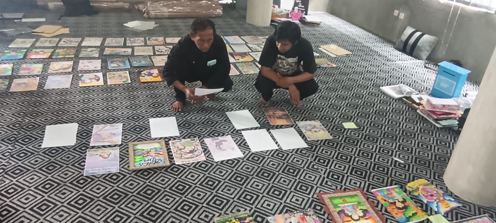 DIPILIH :Juri lomba Desain Poster memeringati Hari Ibu 2025 sedang menseleksi karya