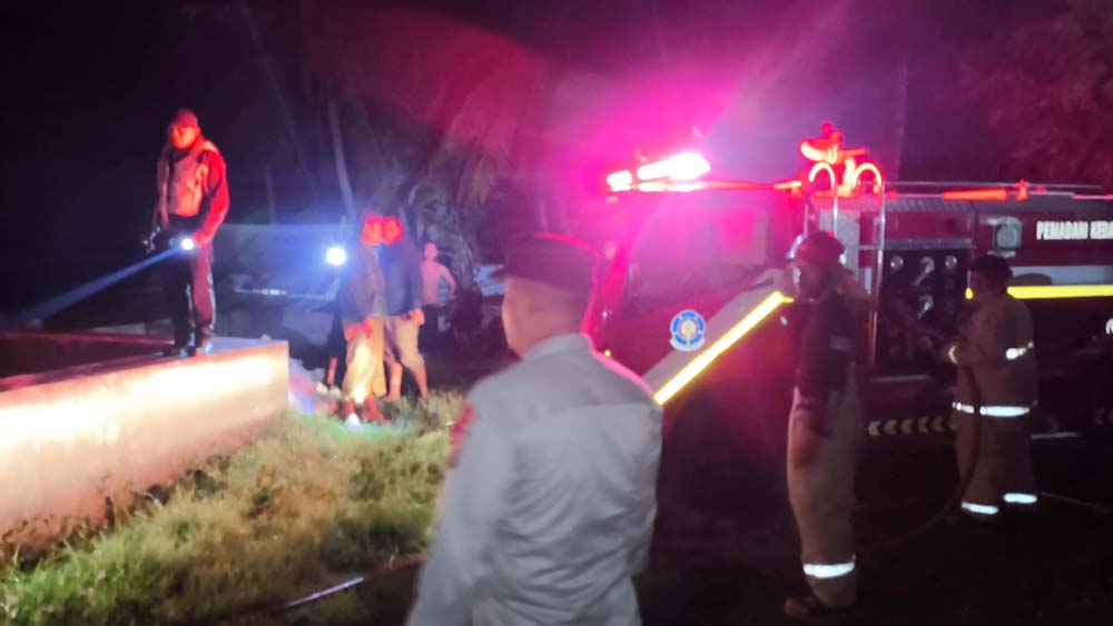 Petugas Damkarmat Banyuwangi memadamkan api yang membakar bangunan tambak Kampe Mandiri di Desa Bengkak, Kecamatan Wongsorejo, Jumat (19/12).