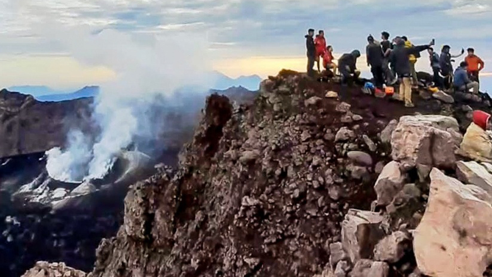 BERKESAN: Para pendaki berfoto di puncak Gunung Raung pada Sabtu (20/12).