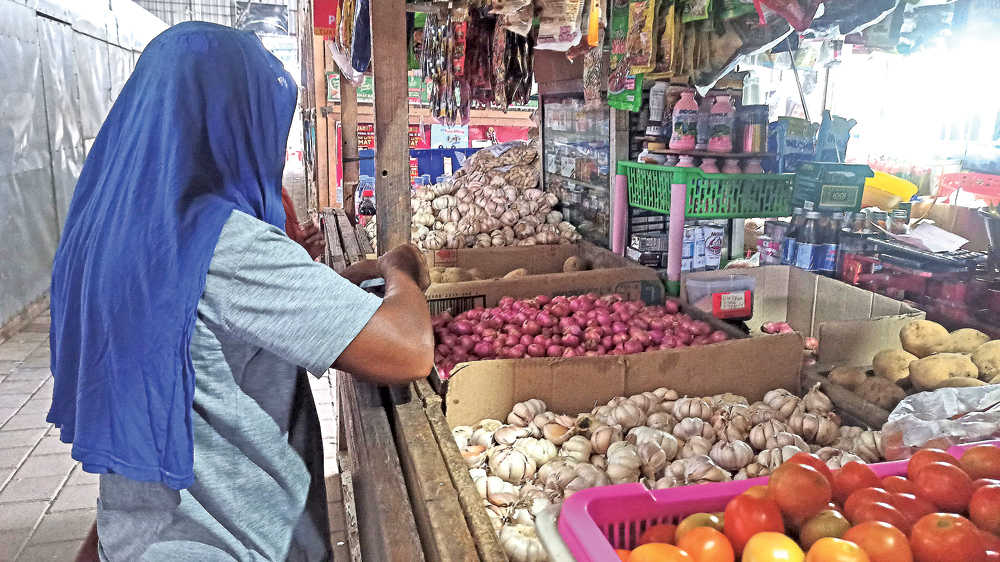 JAGA LAPAK: Pedagang di Pasar Srono sedang menanti pembeli Minggu (21/12).