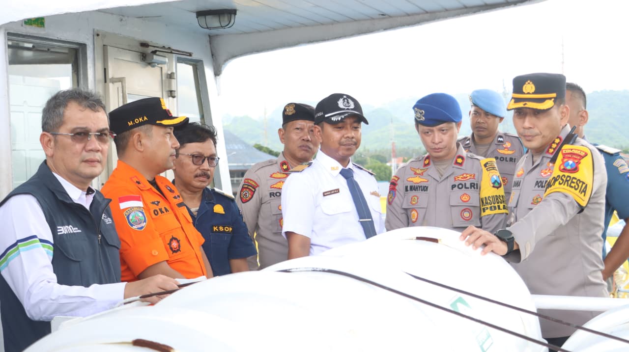 Kapolresta Banyuwangi Kombes Pol Dr. Rama Samtama Putra, S.I.K., M.Si., M.H pimpin ramp check di Pelabuhan Ketapang jelang Operasi Lilin Semeru 2025 demi keamanan penyeberangan Ketapang&ndash;Gilimanuk.