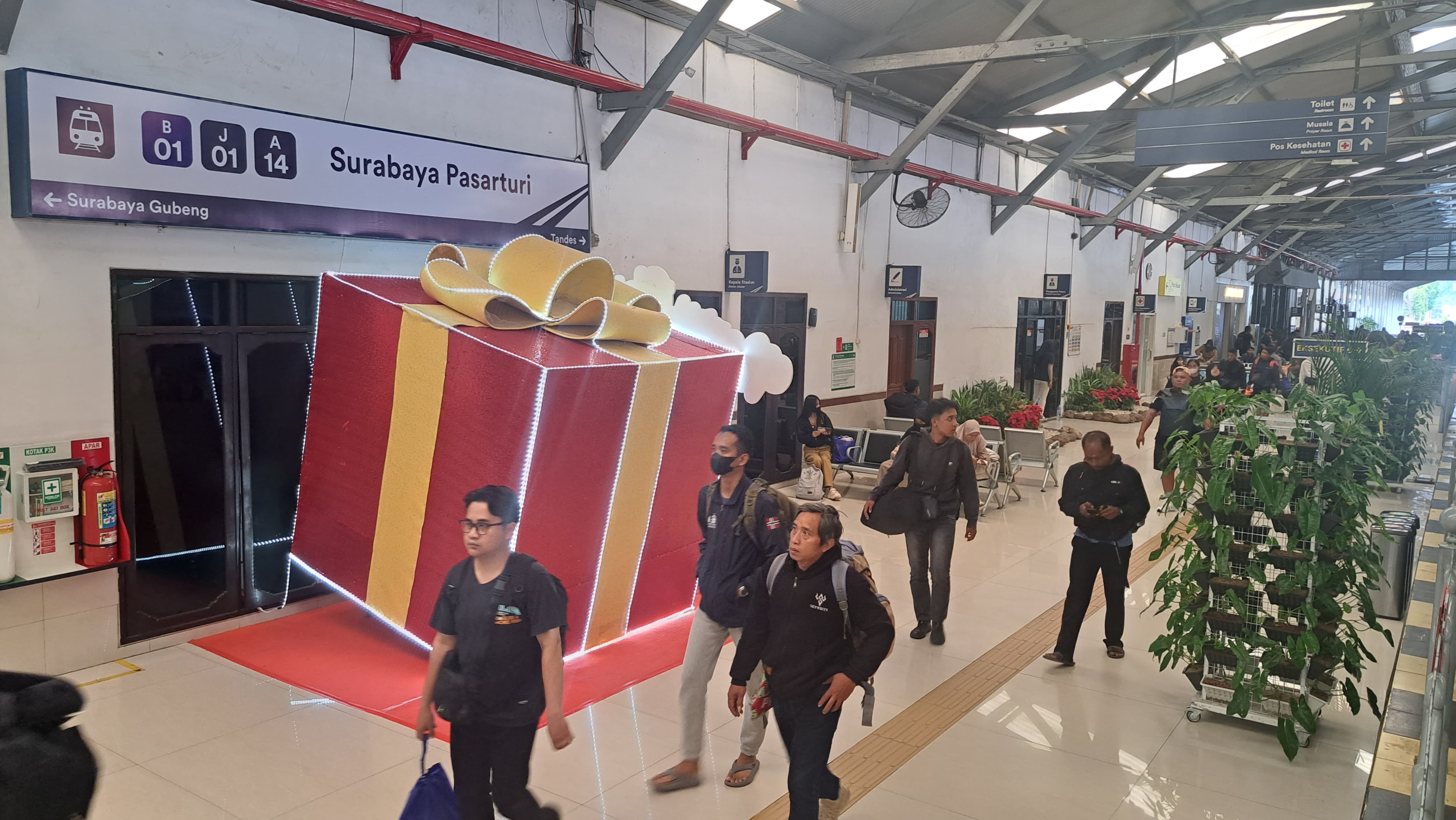 Lonjakan pengguna Commuter Line Wilayah 8 Surabaya terjadi selama Nataru.