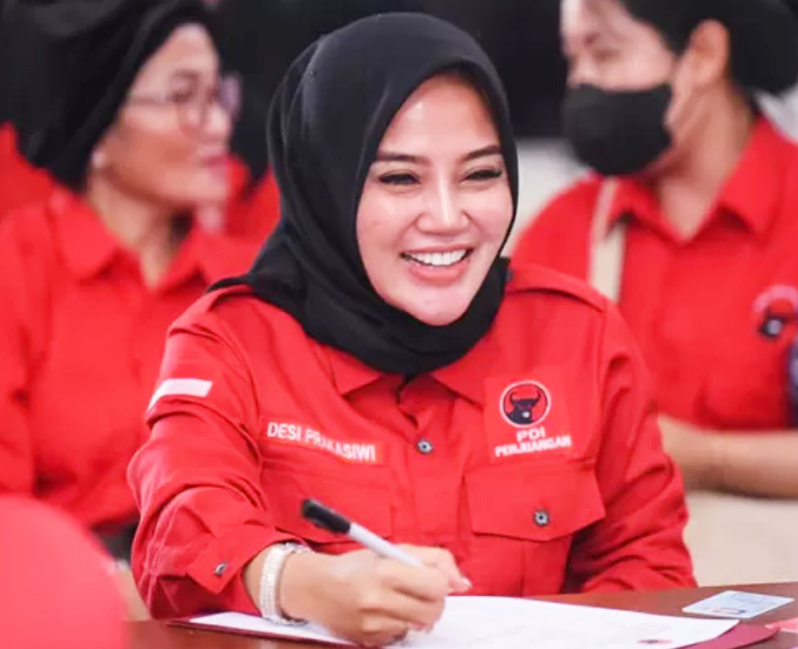 Desi Prakasiwi terpilih menjadi bendahara DPC PDI Perjuangan Banyuwangi melalui Konfercab PDIP Banyuwangi yang digelar serentak dengan DPC lain se-Jawa Timur di Kantor DPD PDIP Jatim.